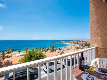 1.1 Vista Beautiful seafront with balcony and WIFI